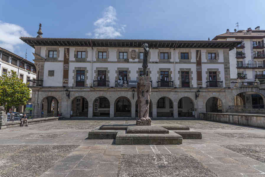 Vizcaya - Gernika-Lumo 04 - plaza Foru - museo de la Paz de Gernika.jpg